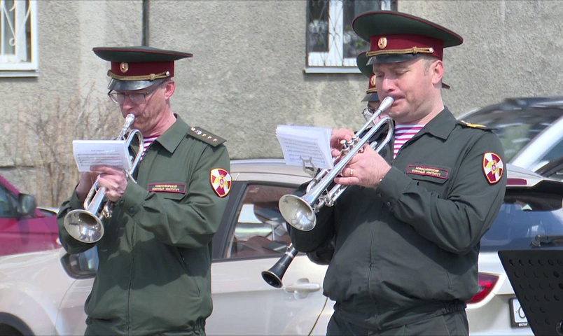Концерты во дворах ветеранов устраивают ТОСы в Новосибирске
