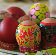 Чем безопасно красить яйца на Пасху — советы учёного НГТУ