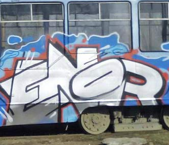 Вагоны трамвая №13 в Новосибирске разрисовали граффити