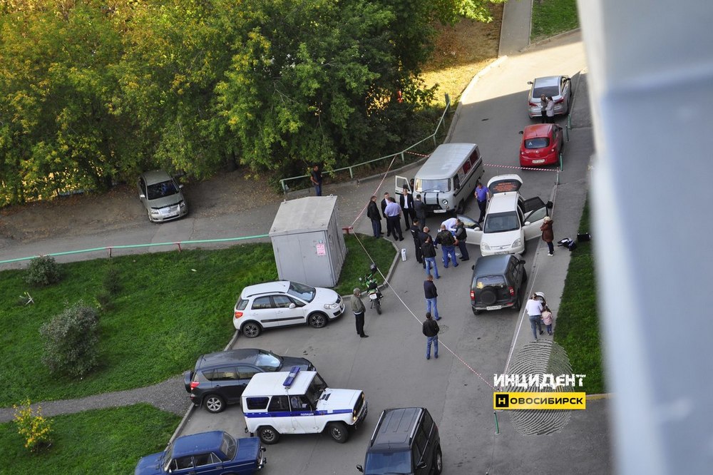 В Новосибирске в припаркованном автомобиле найден мужчина с перерезанным горлом