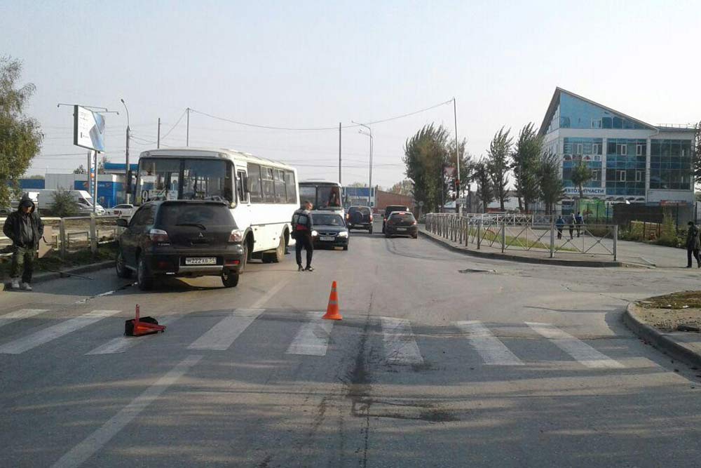 Вседорожный автомобиль сбил школьника и врезался в автобус в Новосибирске