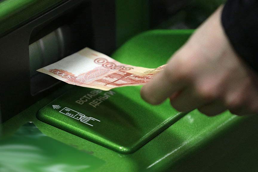 Фальшивомонетчики одурачили банкоматы Новосибирска на 4,5 млн руб.