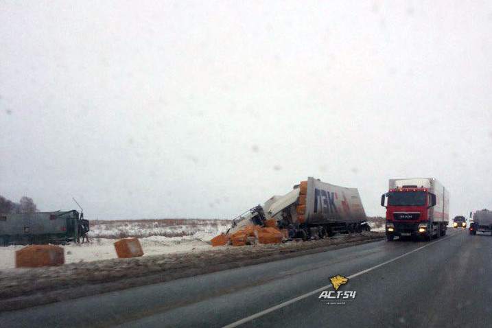 На трассе Р-255 в ДТП умер пассажир ехавшего из Кузбасса фургона