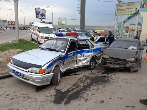 В Новосибирске наркоман протаранил машину ДПС 