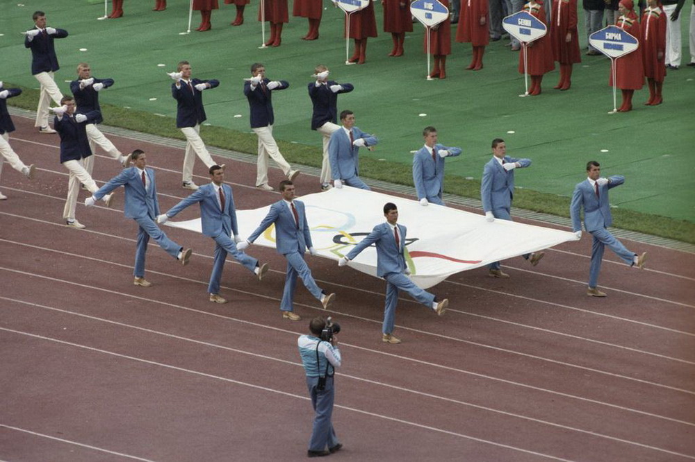 46123-RIAN_archive_555827_Carrying_the_Olympic_flag-1024x684.jpg