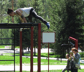 Воркаут-площадку в Сосновом бору открыли гимнастическими трюками