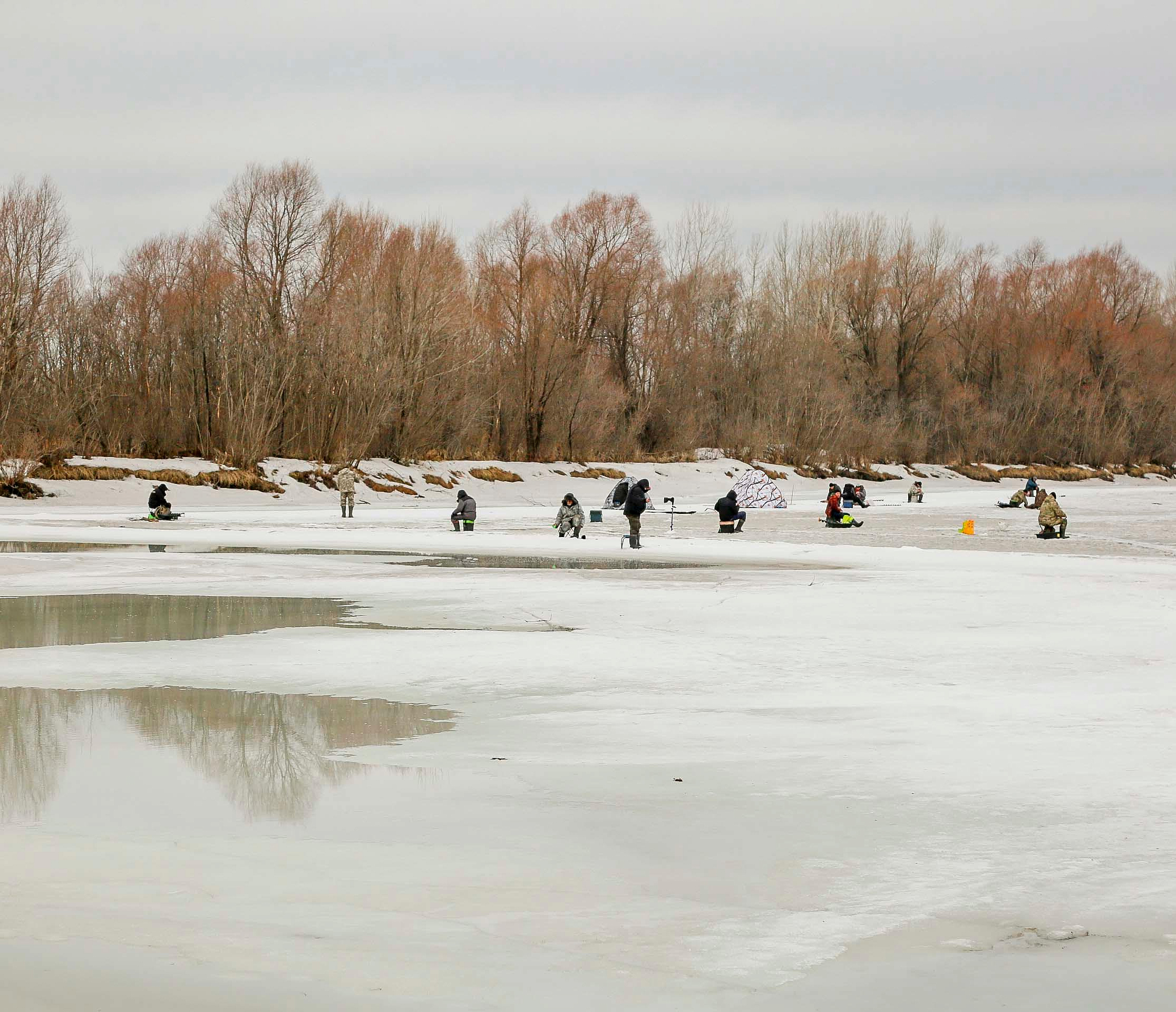 Спасатели обнаружили на льду у Европейского берега полсотни рыбаков