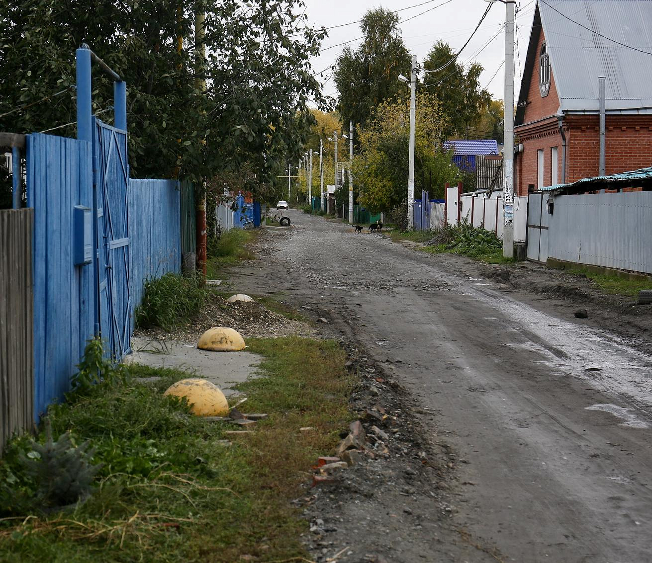 Как жильцы улицы Томьусинской избавились от грязи на дороге