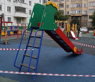 Без песка и гравия: детские площадки в Новосибирске одевают в резину
