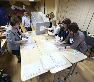 Что происходит за закрытыми дверьми избирательных участков: фоторепортаж