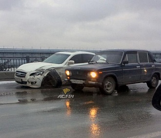 Снегопад спровоцировал на дорогах Новосибирска день жестянщика