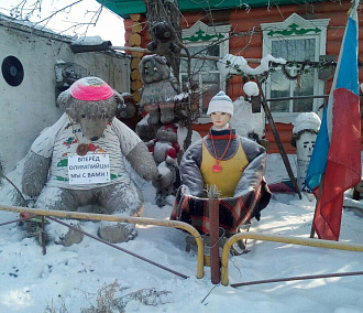 Новосибирская чудо-бабушка нарядила манекены в поддержку олимпийцев