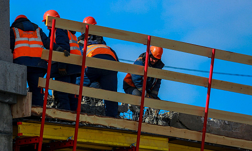 Больше 100 человек в сутки выходят на ремонт Октябрьского моста