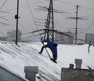 Новосибирцев предупредили о сходе снега с крыш из-за оттепели