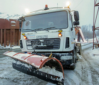 Дорожная техника убирает снег после аномальных холодов