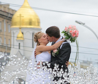 Сто несуеверных пар поженились в День семьи в Новосибирске