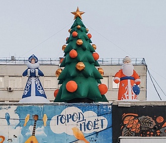 В центре Новосибирска поставили первую новогоднюю ёлку