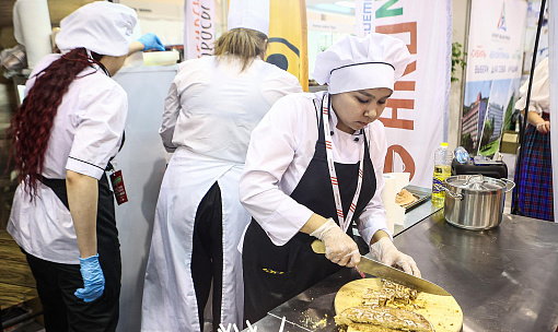 Блюдами с сибирским характером накормили гостей на форуме «Дикоросы»