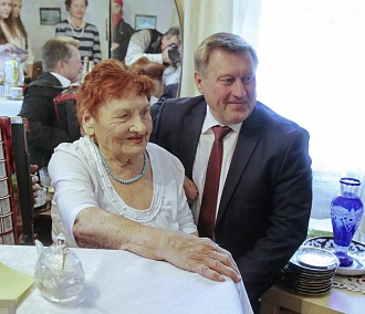 Мэр Локоть поздравил 100-летнюю бабушку с юбилеем