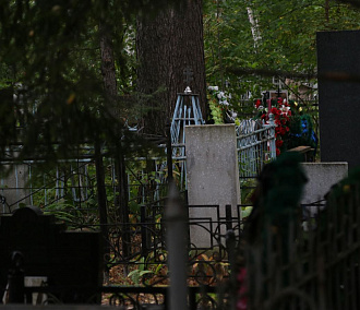 Дополнительный транспорт развезёт новосибирцев на кладбища в Радоницу