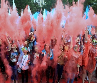 Афиша выходных: Фестиваль красок, шоу пузырей и концерт на козьем роге