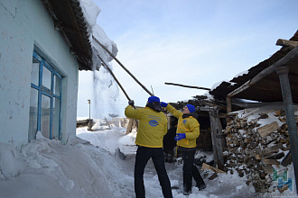 Молодежь Новосибирска помогает бороться со снегом одиноким пенсионерам