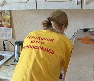 Новосибирские общественники раздали сотовые телефоны пенсионерам и подросткам