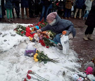 Сотни памятных свечей зажгли в Нарымском сквере новосибирцы