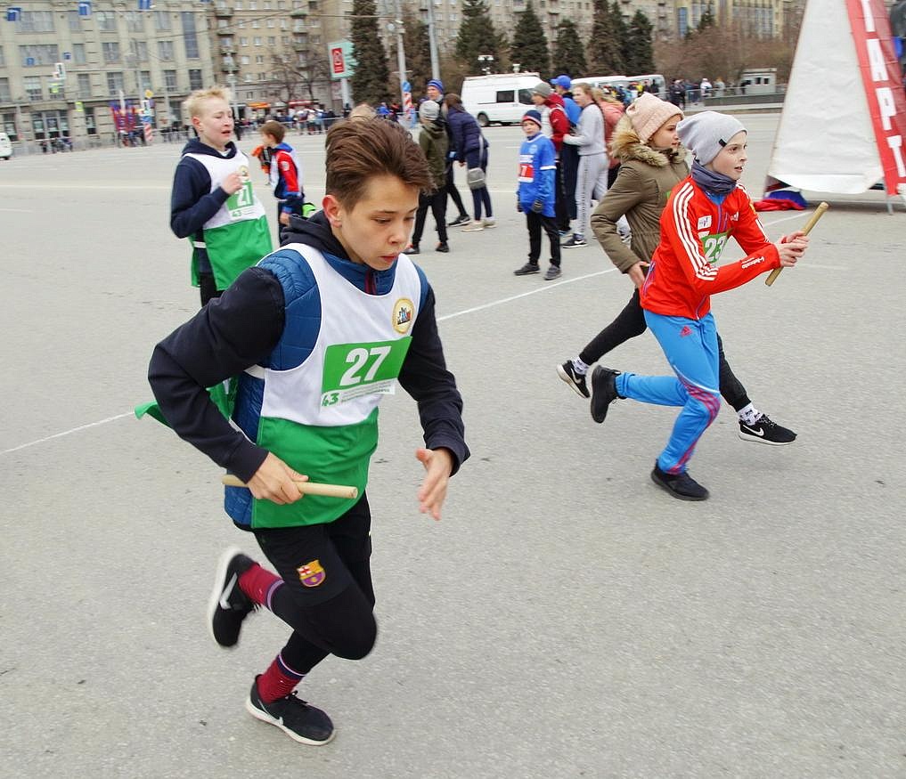 1300 легкоатлетов пробежали по Красному проспекту на Первомай