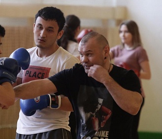 Боксёры Миша Алоян и Сергей Башкиров показали студентам финты