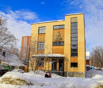 Барельефом золотого Будды украсили фасад здания в Новосибирске