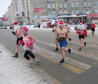 Голые Деды Морозы бегали по улицам и купались в проруби в Новосибирске