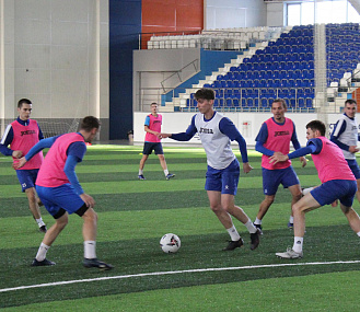 ФК «Новосибирск» провёл первую тренировку на новом газоне центра «Заря»