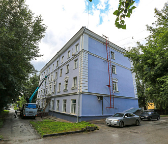Два послевоенных дома на Декабристов получили фасады стального цвета