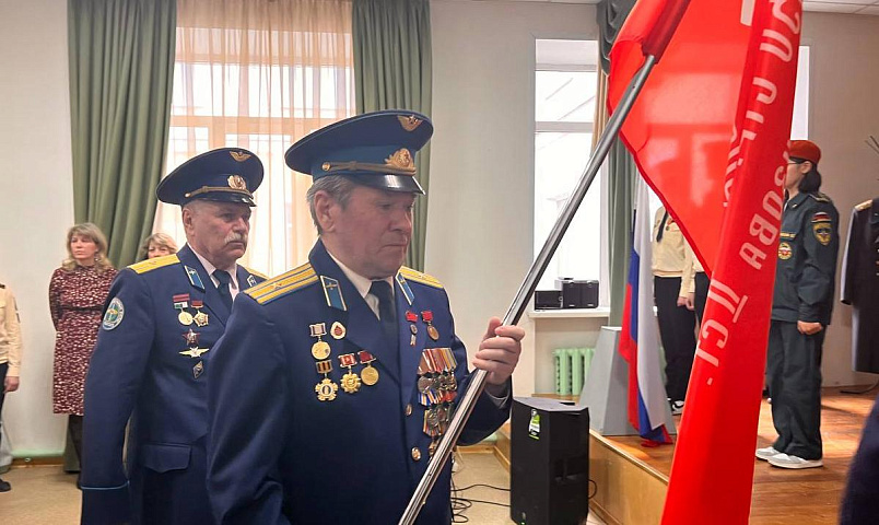 Копию Знамени Победы передали школьникам в музей новосибирские ветераны
