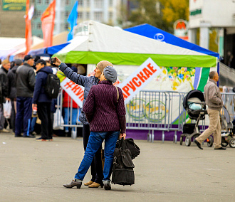 Сало и яблоки покупали новосибирцы на белорусской ярмарке