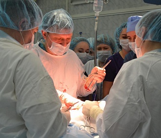 Питерский онколог удалил огромную опухоль 80-летней пациентке в Новосибирске