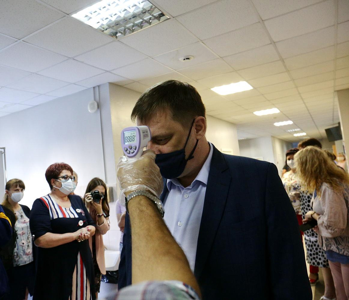 Камеры, маски и проверка температуры: в Новосибирске отрепетировали ЕГЭ