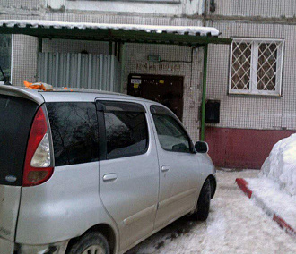 Тыкву сбросили на «Тойоту» за парковку у подъезда в Новосибирске