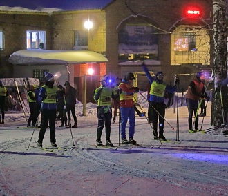 Ночную гонку с фонарями на лбах устроили новосибирские лыжники