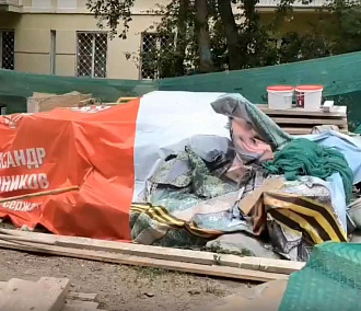 Извиниться за портрет героя на куче мусора потребовал мэр Новосибирска