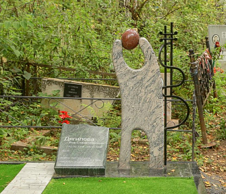 Памятник с беседкой открыли на могиле Янки Дягилевой