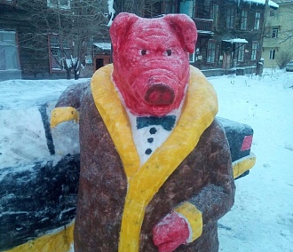Огромная свинья в шубе и с «Мерседесом» появилась в Новосибирске