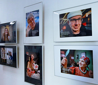 Сделанные на смартфон фотографии показывают на выставке в Новосибирске