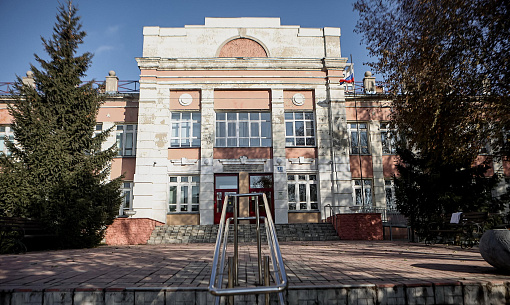 Историческая школа с Городовичком: репортаж из уникального здания на Инской