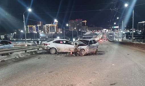 Смертельное ДТП произошло в ночь на субботу на дамбе Октябрьского моста