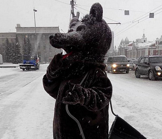 Медведь-коммунальщик убирает снег на площади Ленина