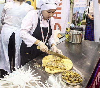 Блюдами с сибирским характером накормили гостей на форуме «Дикоросы»