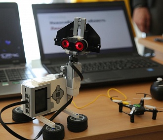 Школьники Новосибирска изучают немецкий язык с помощью роботов