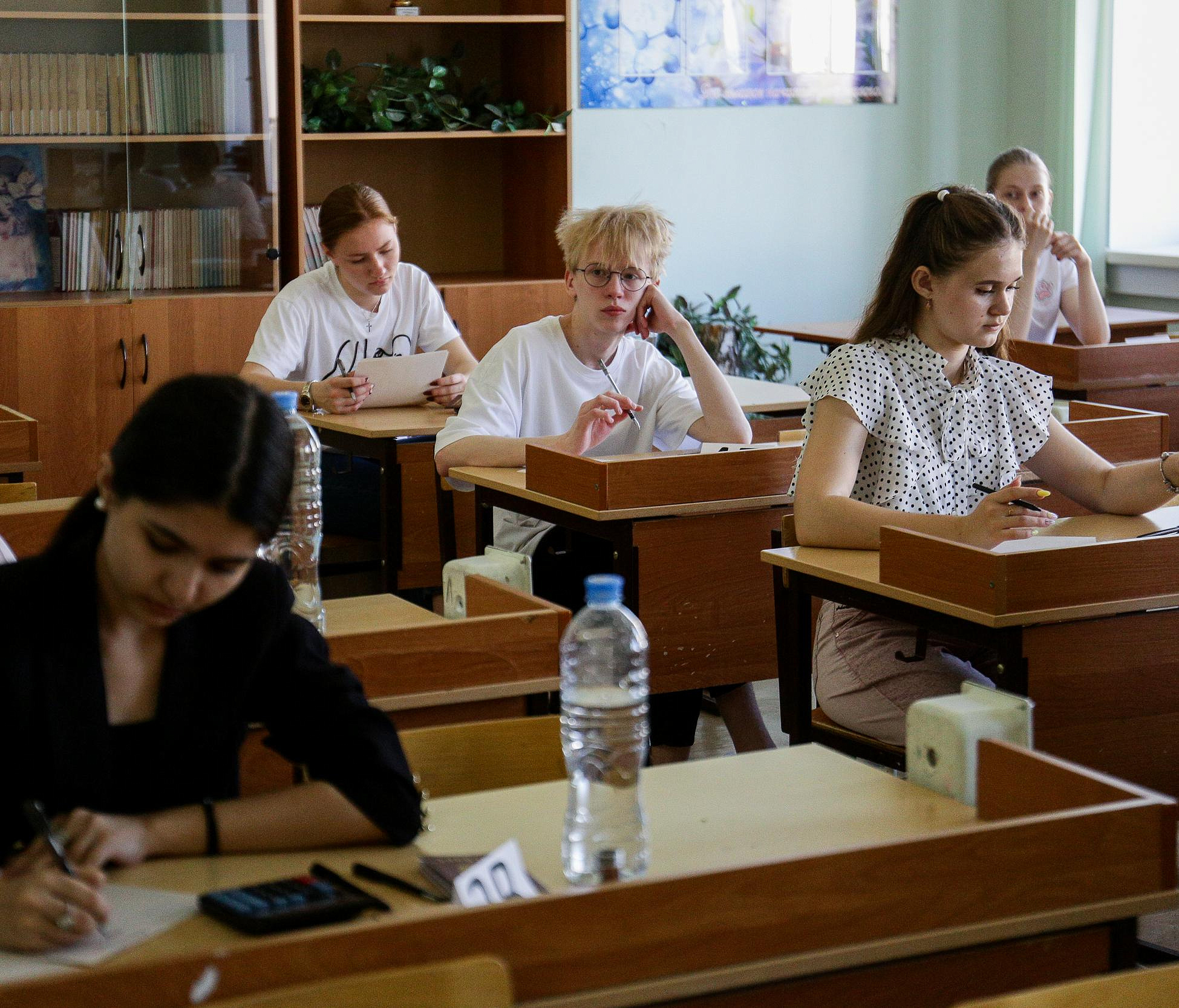 Стали известны даты последних звонков в новосибирских школах